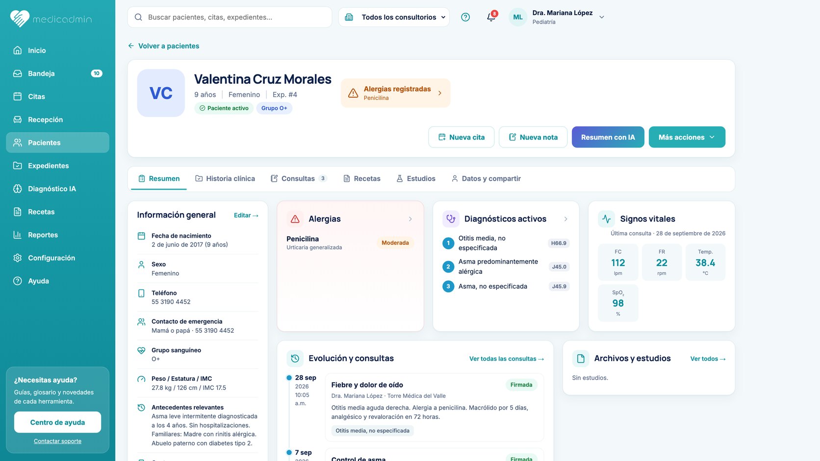 Ficha del paciente en MedicAdmin: alergias, diagnósticos activos con CIE-10 y signos vitales